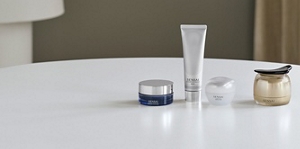 Prodotti SENSAI essenziali per la skincare invernale con 4 maschere idratanti su un tavolo